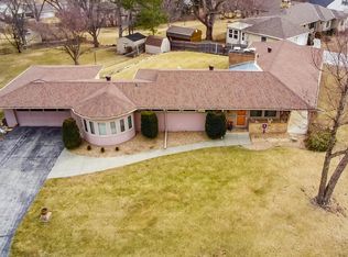 8633 Broadmoor Dr, Omaha, NE 68114