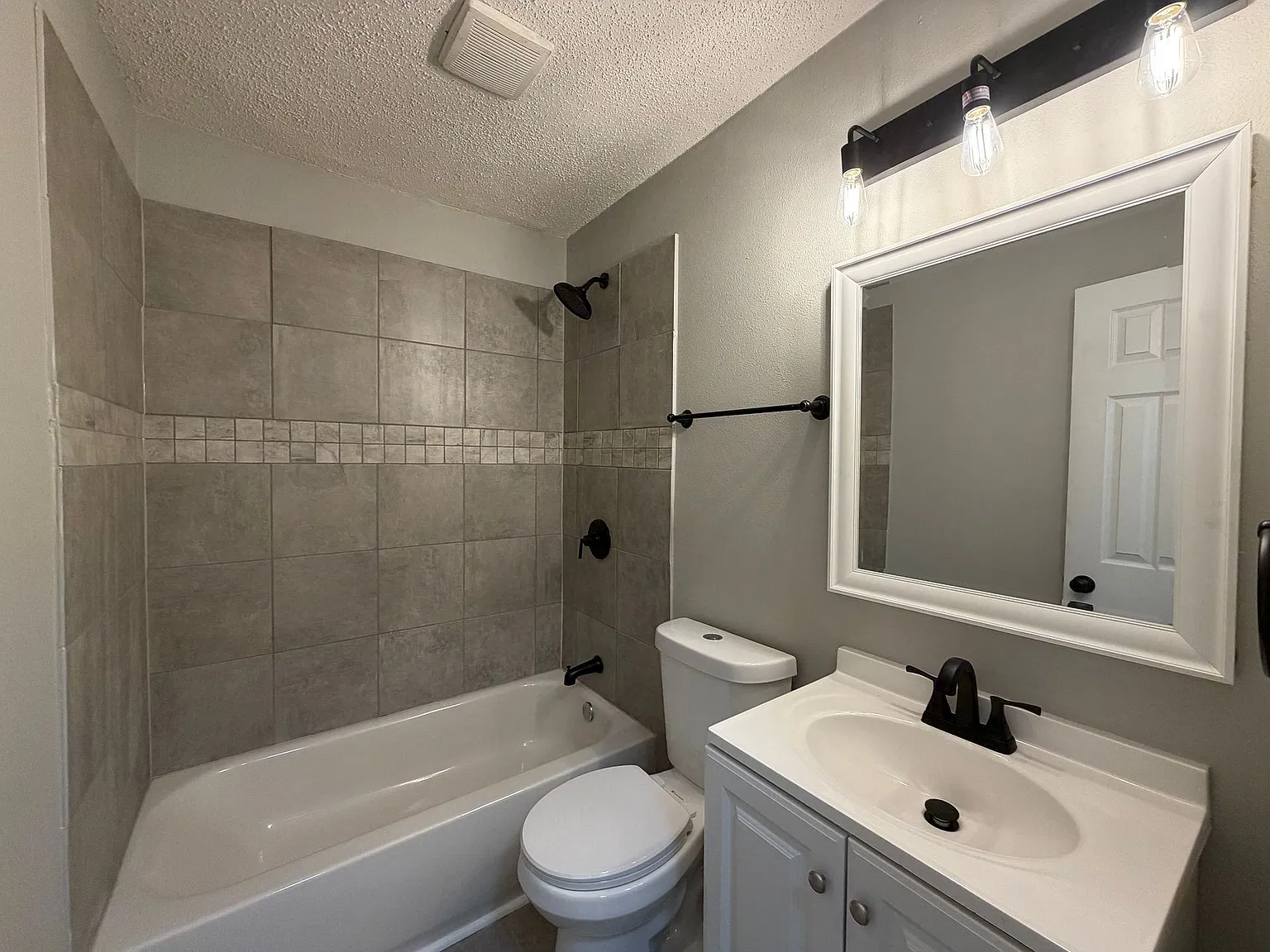 1369 Richmond Ave — Photo 3
