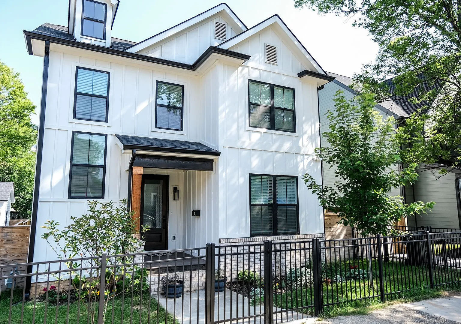 5 Bedroom/4 Bath house in Prime Location! — Photo 1
