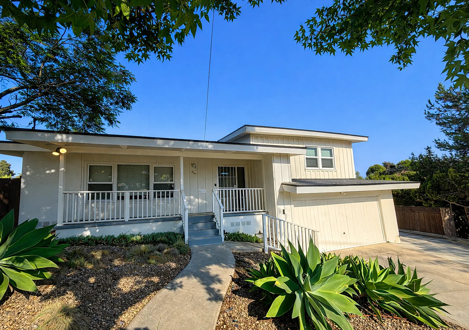 6 Bed/ 5 Bath on Campanile! Large back area! — Photo 2