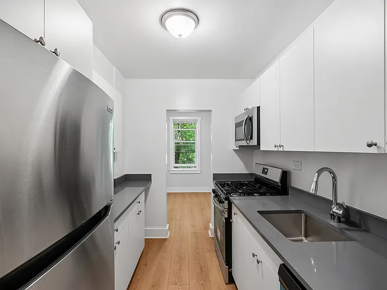 1540 Pelham Pkwy S #1G — Photo 3
