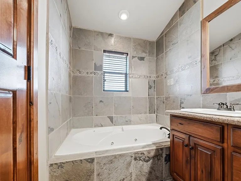 1916 N 1550 E — Photo 29