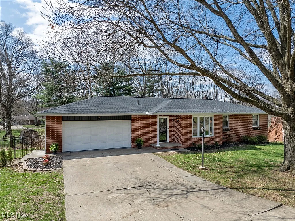 430 Springbrook Dr SW photo 1