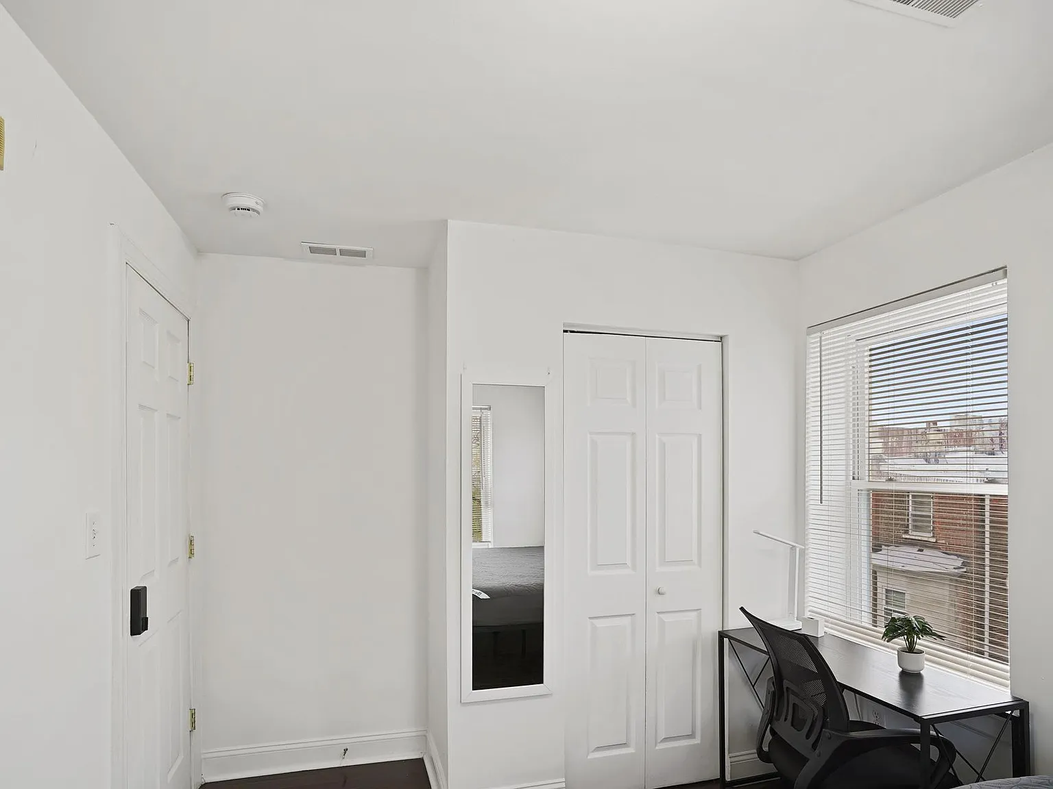 4 bed, 2.0 bath, 1200 sqft, $970 — Photo 3