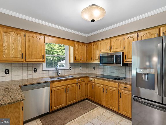 5th image of 105 Thoroughfare Neck Rd