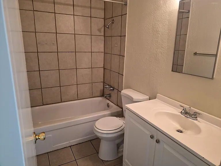 2040 W Shields Ave — Photo 5