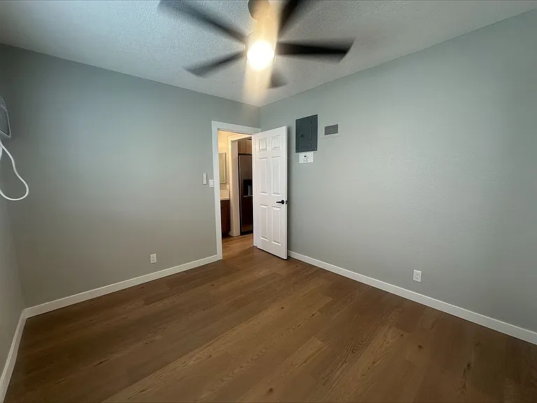 Four Seasons Apartments — Photo 31