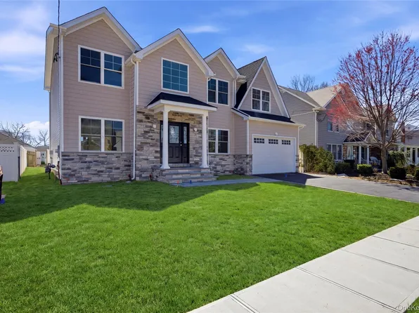 32 Massapequa Avenue, Massapequa Park, NY 11762