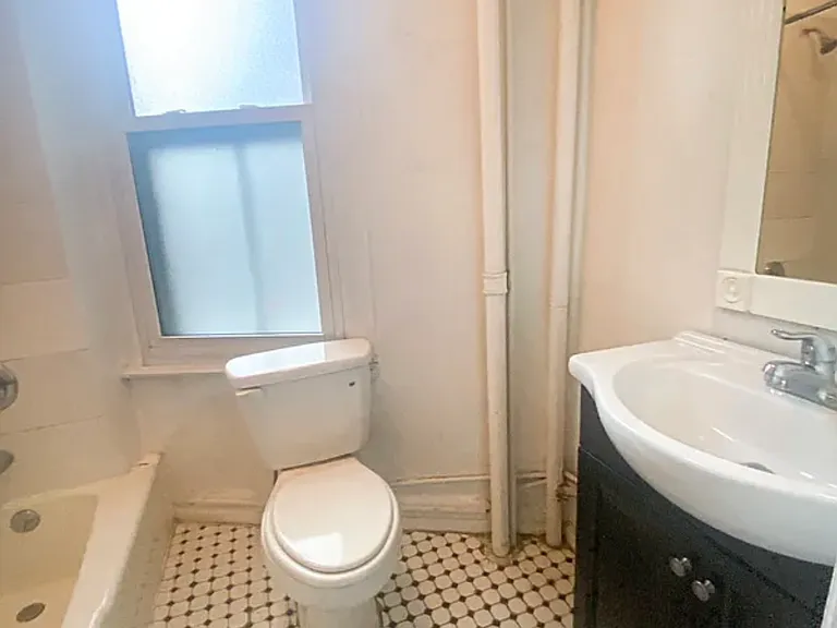 233 E 14th St #2 — Photo 5