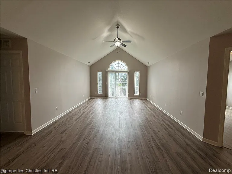 8413 Heywood Cir — Photo 9
