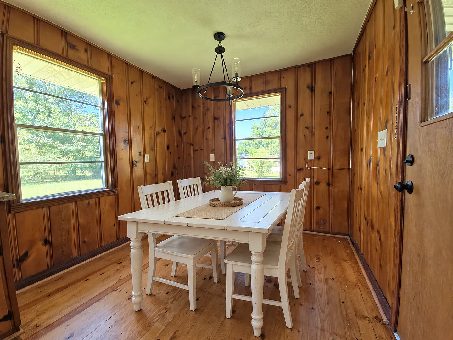 Charming 3BR/1BA Cottage with Spacious Yard — Photo 4