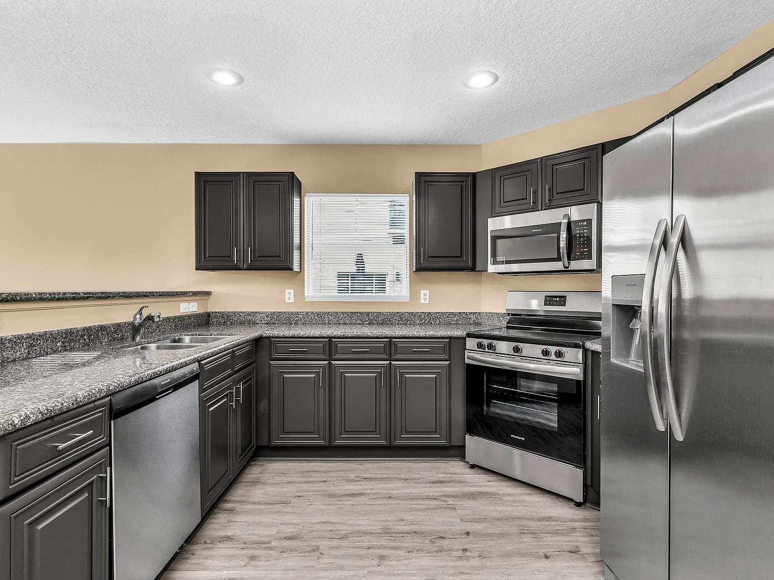 3 bed, 2.5 bath, 1450 sqft, $2,999 — Photo 2