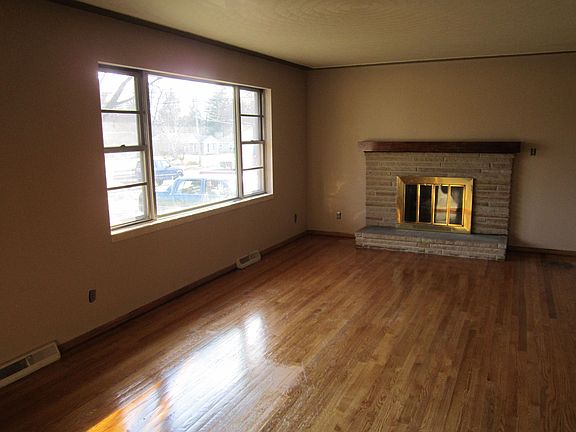 2nd image of 1505 Meadowlane Dr SE