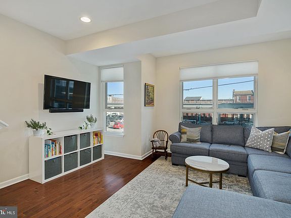 4th image of 1310 N Hope St #6