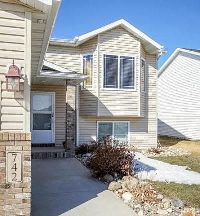 3rd image of 742 18th Ave W