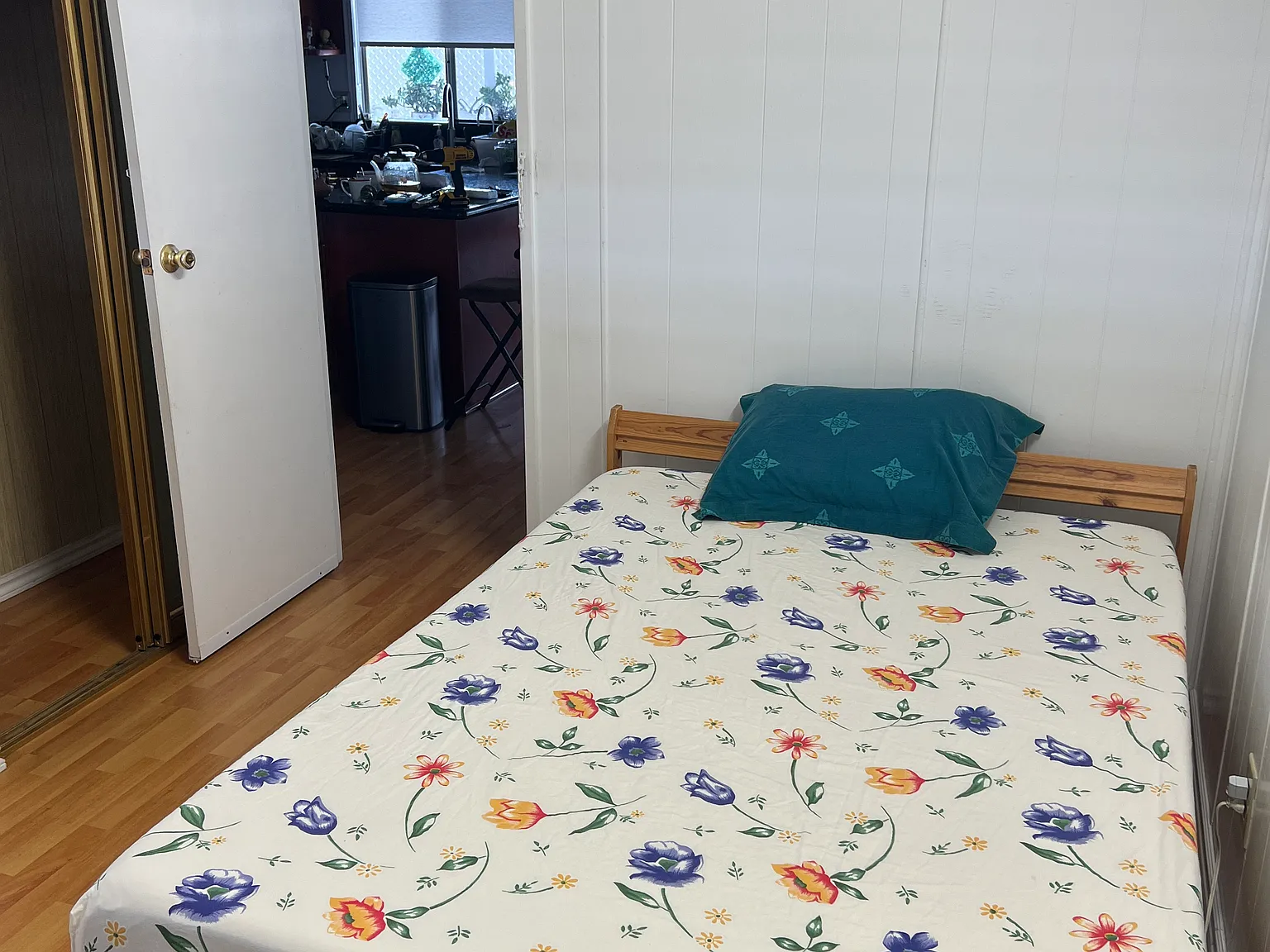 1 bed, 1400 sqft, $1,000 — Photo 2