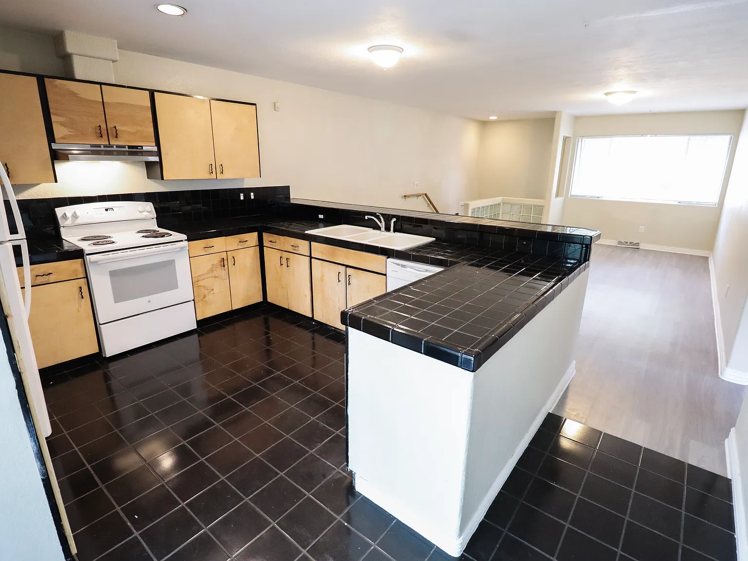4 bed, 1300 sqft, $2,300 — Photo 2