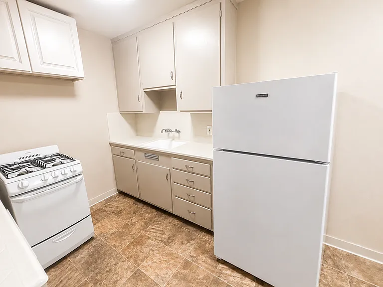 Fort Sutter Manor, Classic Midtown Living! — Photo 29