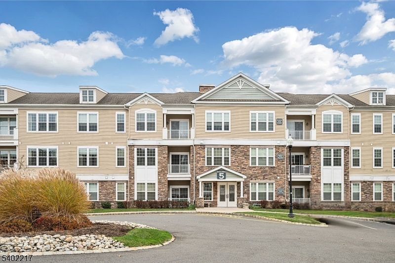 1st image of 5107 Veterans Dr