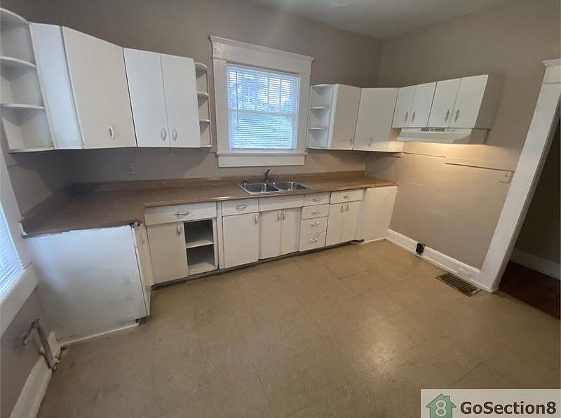 2nd image of 842 7th St W