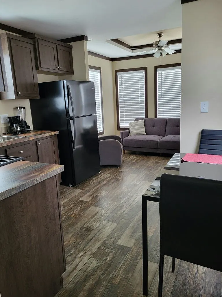 1 bed, 1.0 bath, 385 sqft, $1,300 — Photo 2