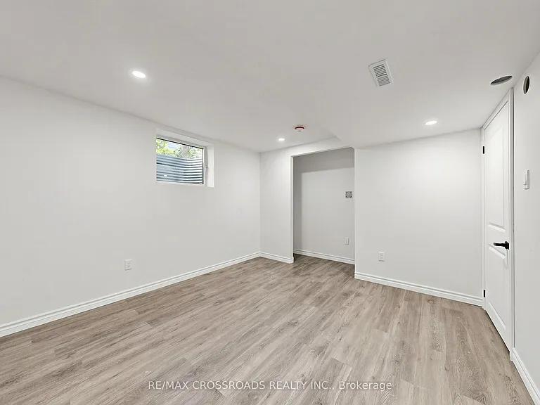 1496 Simcoe St N — Photo 25