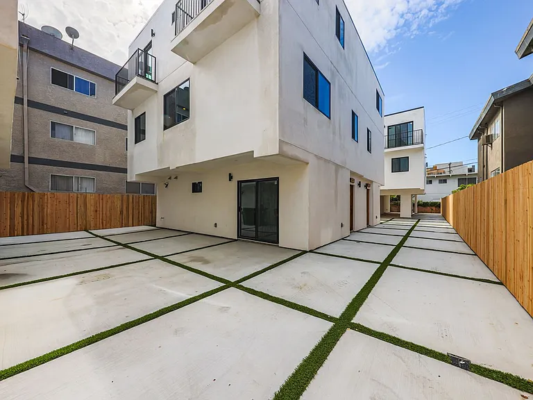 Never Before Lived in Luxury Townhomes 2 Blocks from WeHo! — Photo 32