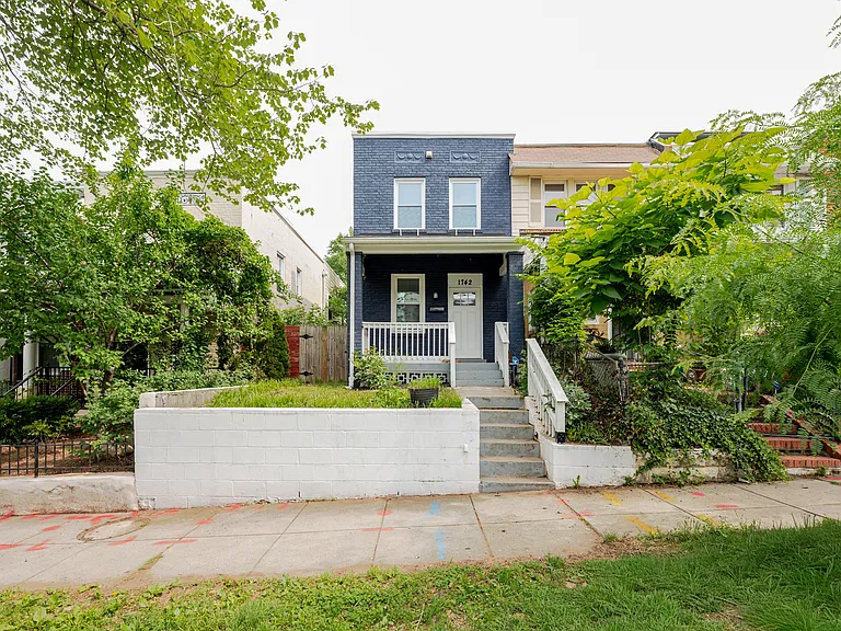 1742 L St NE — Photo 34