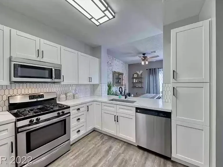 533 Meadbury Dr — Photo 8