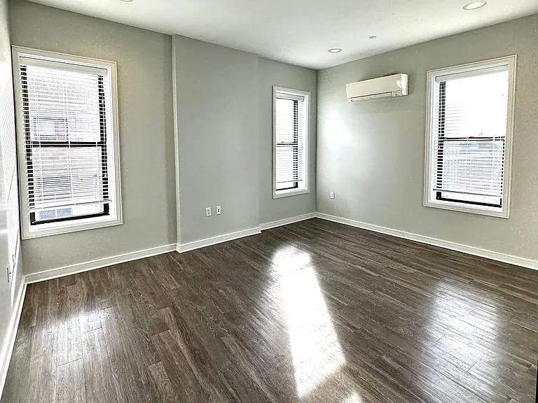 82 Franklin St — Photo 11