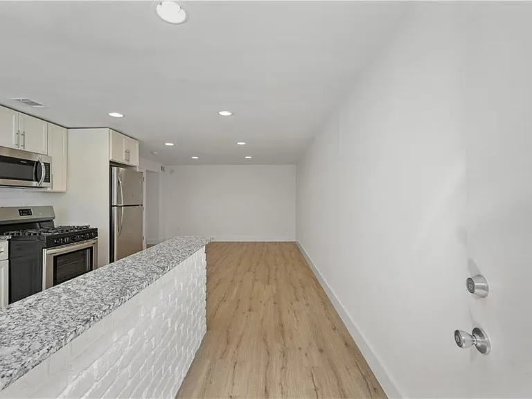 880 Saint Charles Ave NE #10 — Photo 3