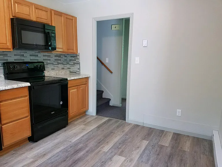 520 Briarwood Ln — Photo 3