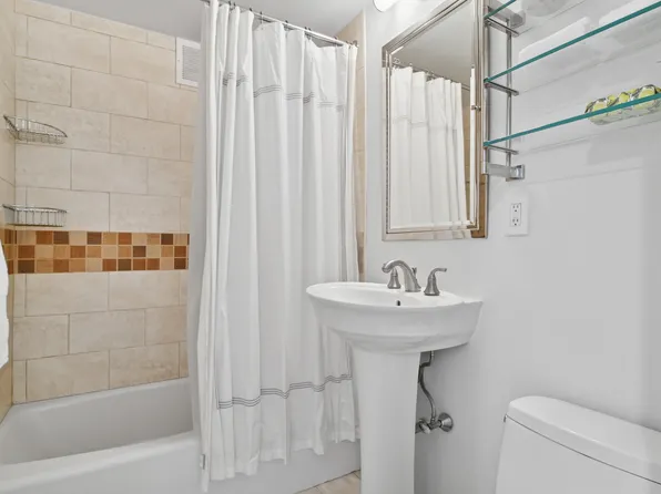 310 East 70th Street image 4 of 11