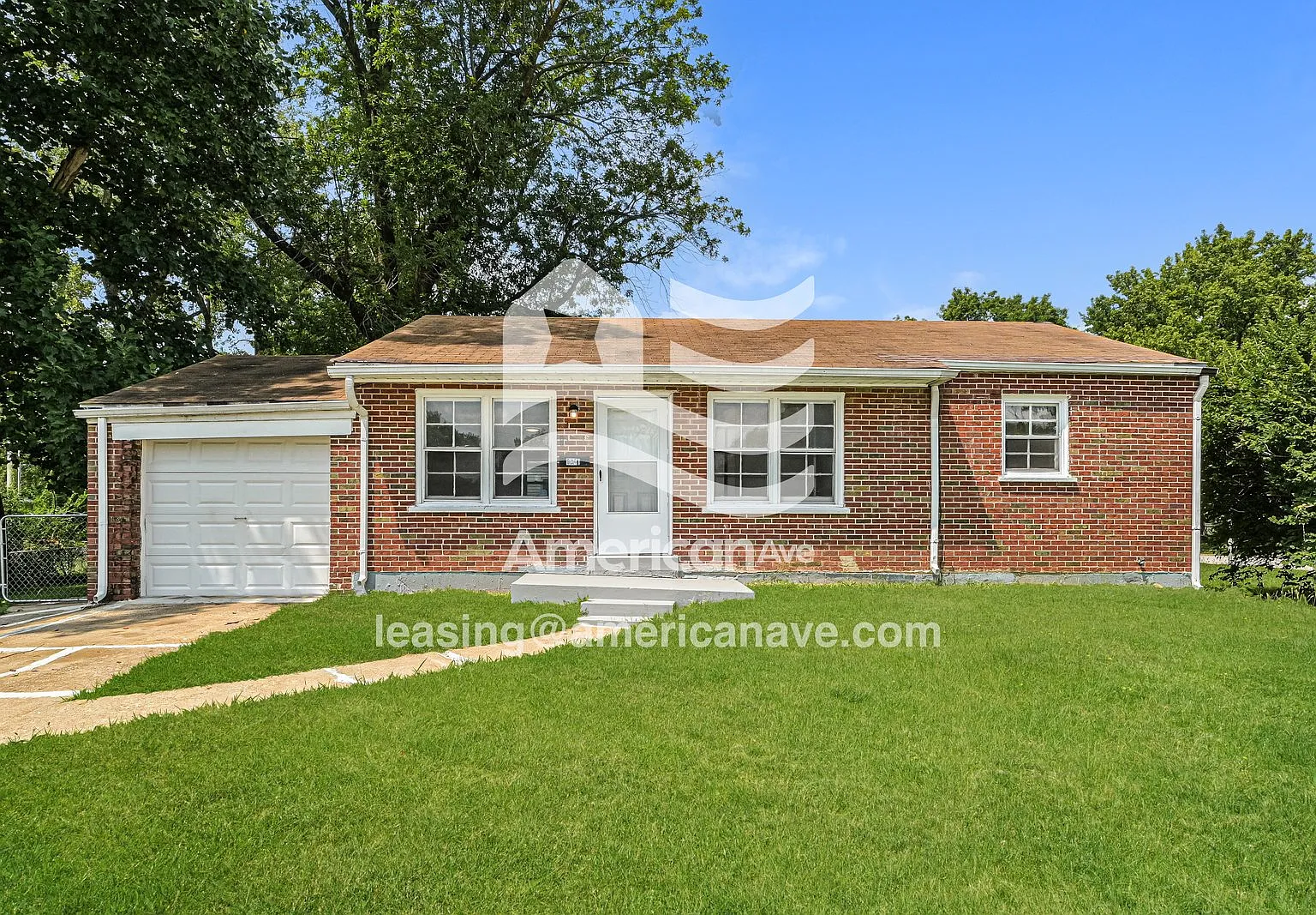 3 bed, 1.0 bath, 904 sqft, $1,215 — Photo 1