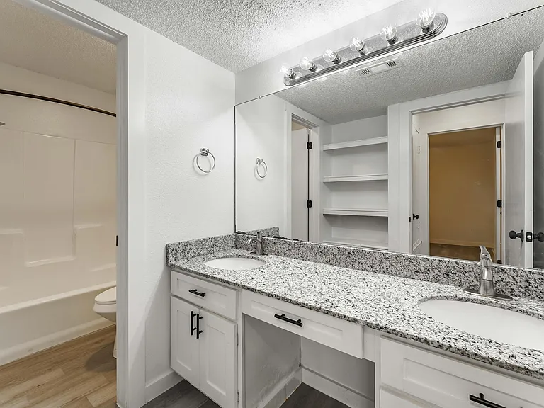 Black Oak Residences — Photo 9