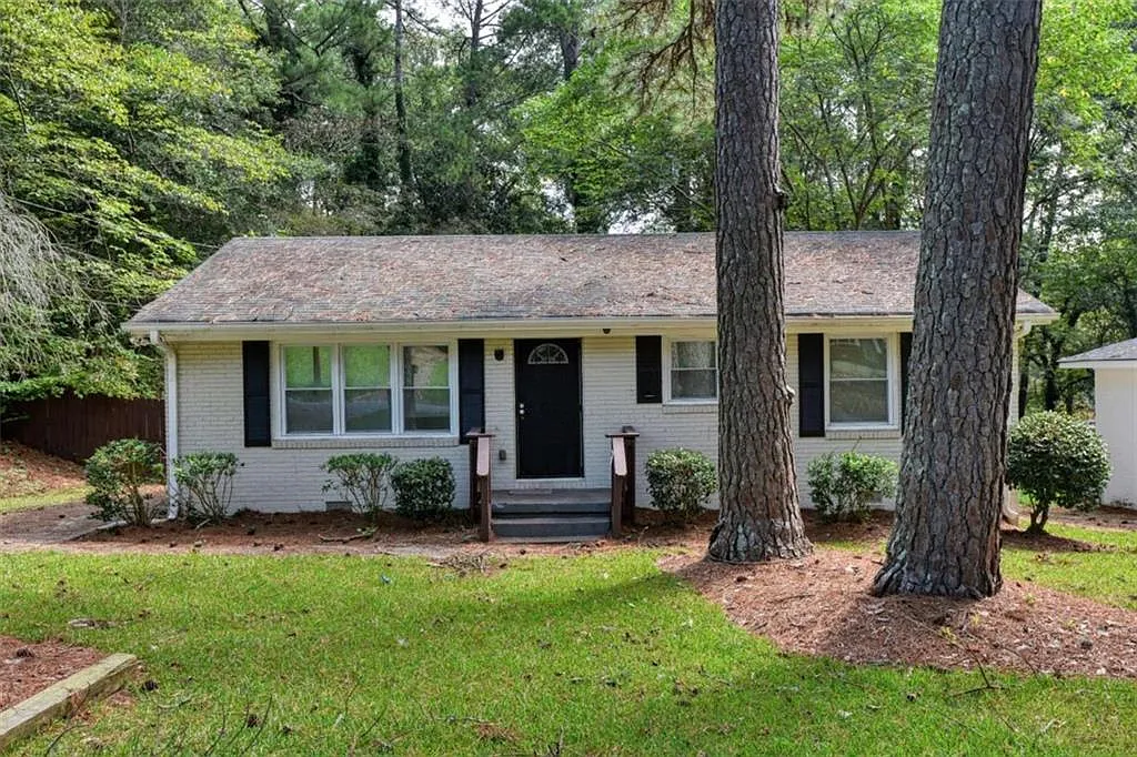 3 bed, 1.0 bath, 1000 sqft, $1,590 — Photo 1