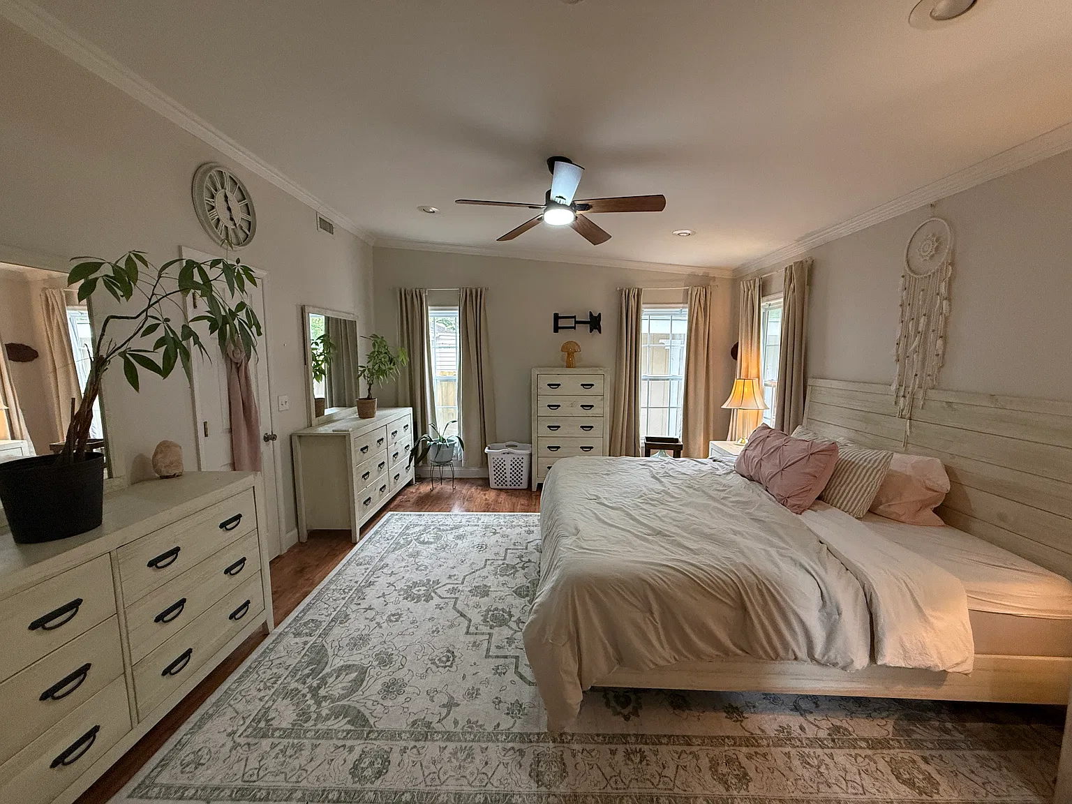 4 bed, 2611 sqft, $3,200 — Photo 2