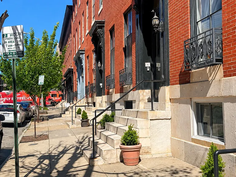 216 W Madison St #2R — Photo 7