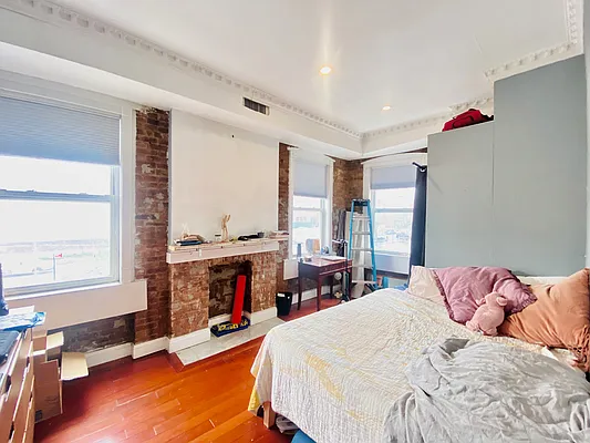 Rented by Mae Equities | media 37