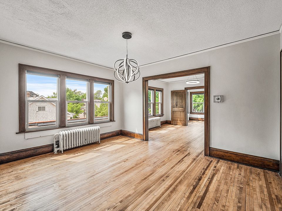Entry/dining room