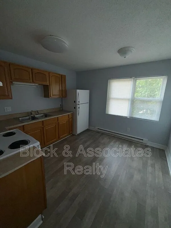 2 bed, 1.0 bath, $795 — Photo 2
