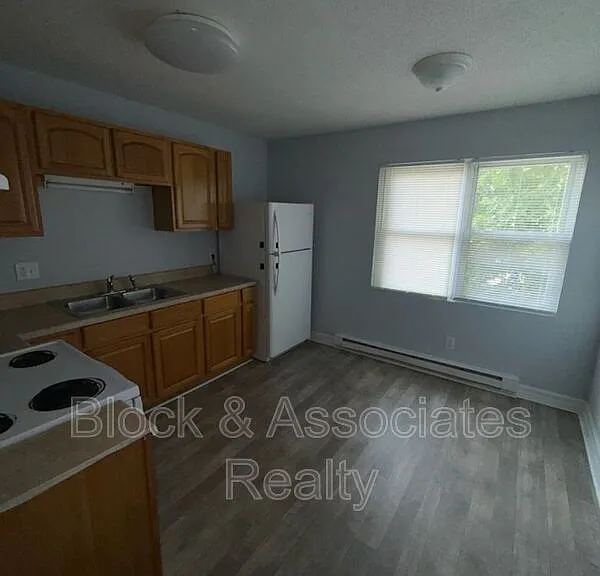 1974 Lakeview Rd #3 — Photo 2