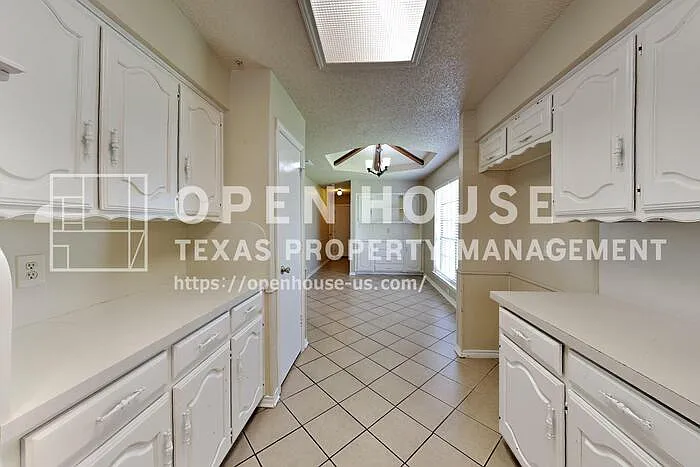 2304 Tamarisk Dr — Photo 5