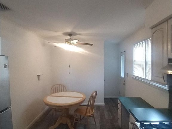 3rd image of 2471 Victory Blvd
