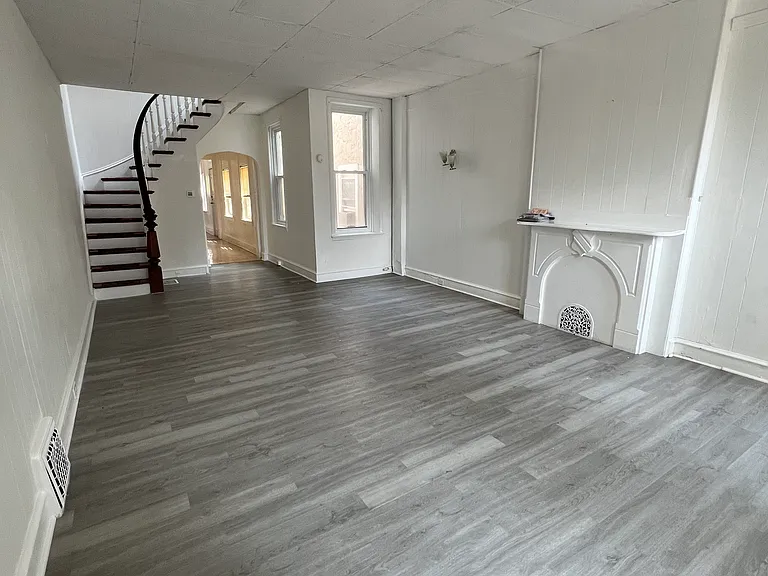 323 S 6th St — Photo 2