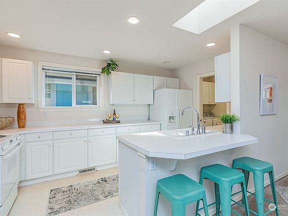 4th image of 4427 7th Street Pl SE