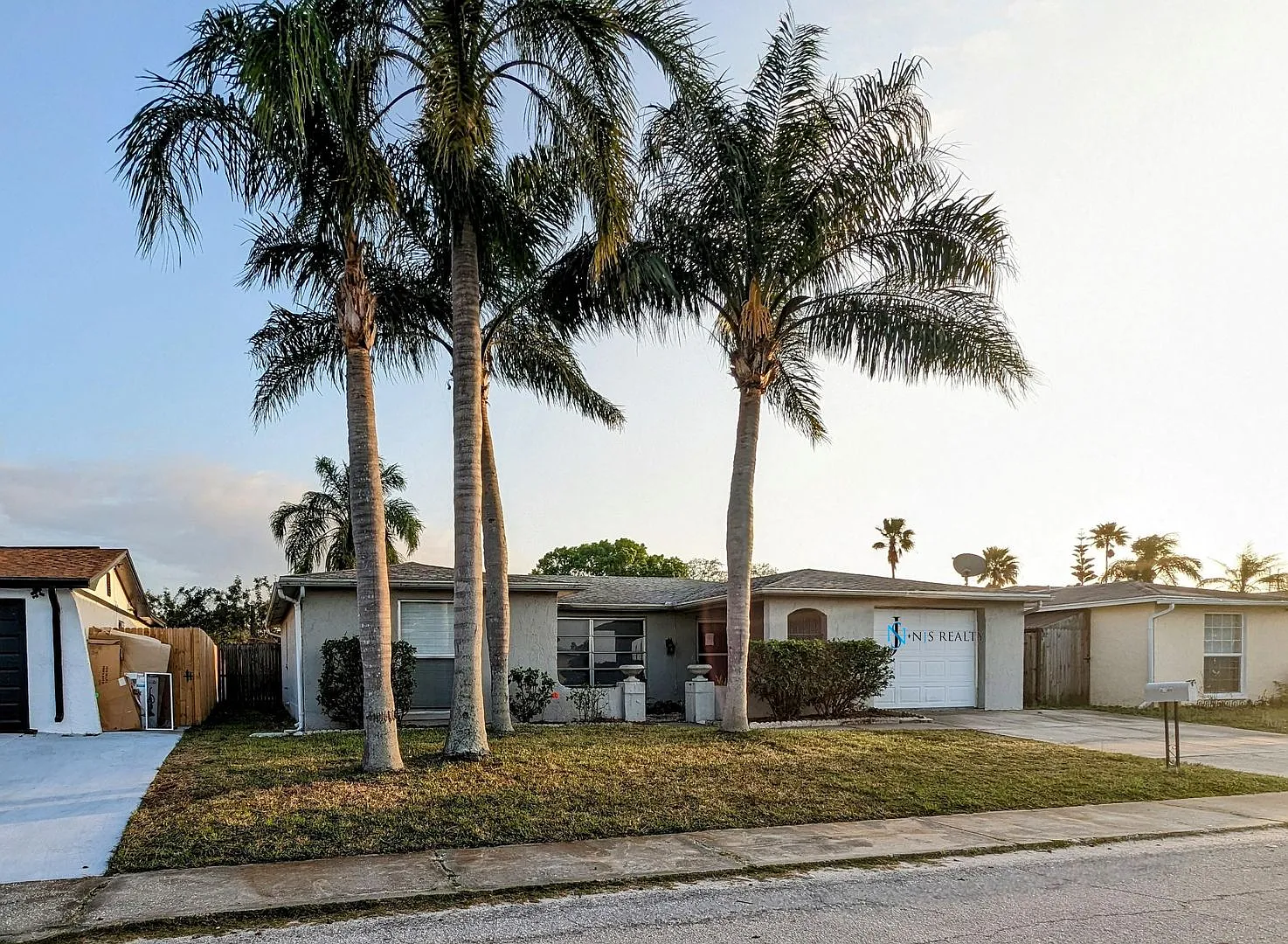 Gorgeous! 3/2/1 with large open floorplan, family room, large backyard, walk in closet & tile thr... — Photo 1