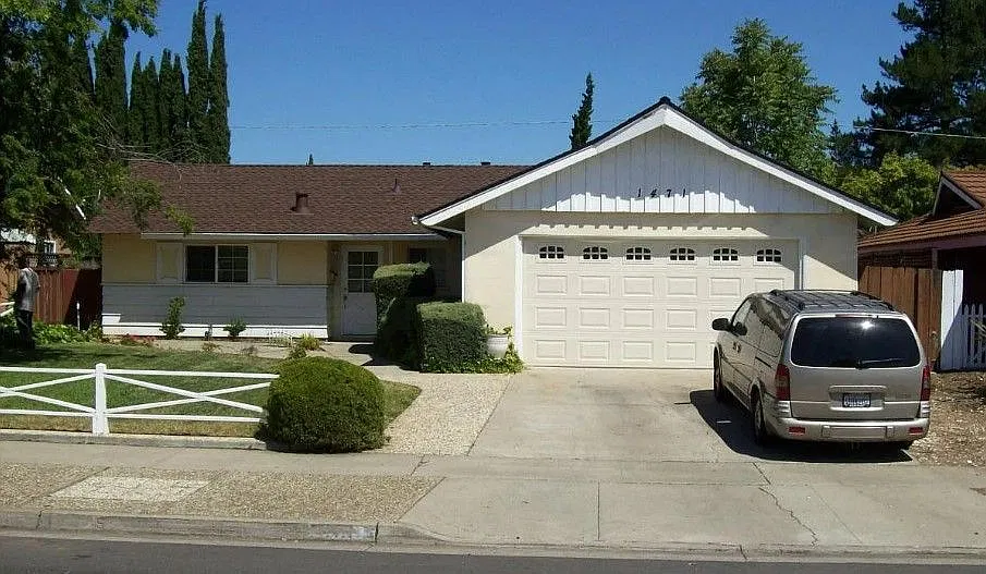 3 bed, 2.0 bath, 1252 sqft, $4,200 — Photo 1