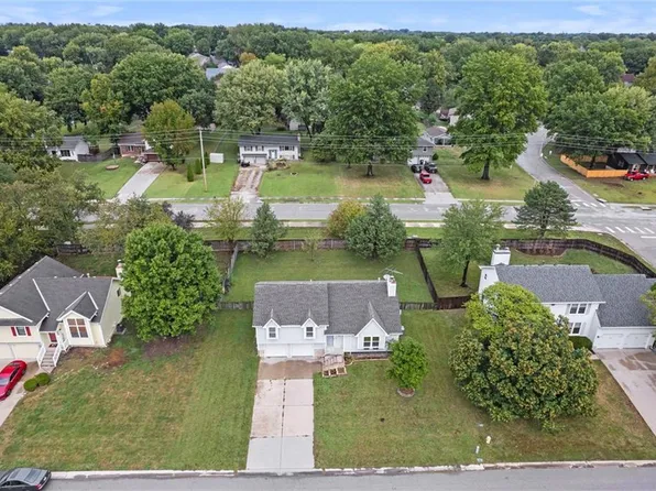 610 Meadowlark Rd, Lansing, KS 66043