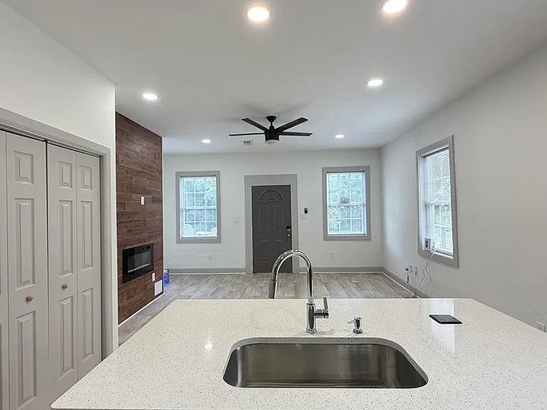 313 W Chappell St — Photo 6